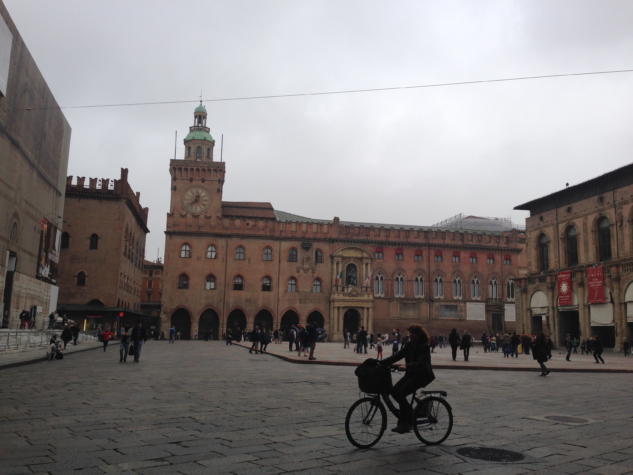 Bologna’nın merkezi Piazza Maggiore