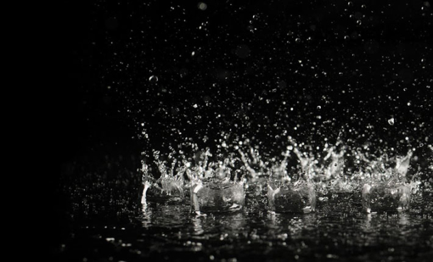 Falling-rain-drops-in-the-Rain-Room-the-Barbarican