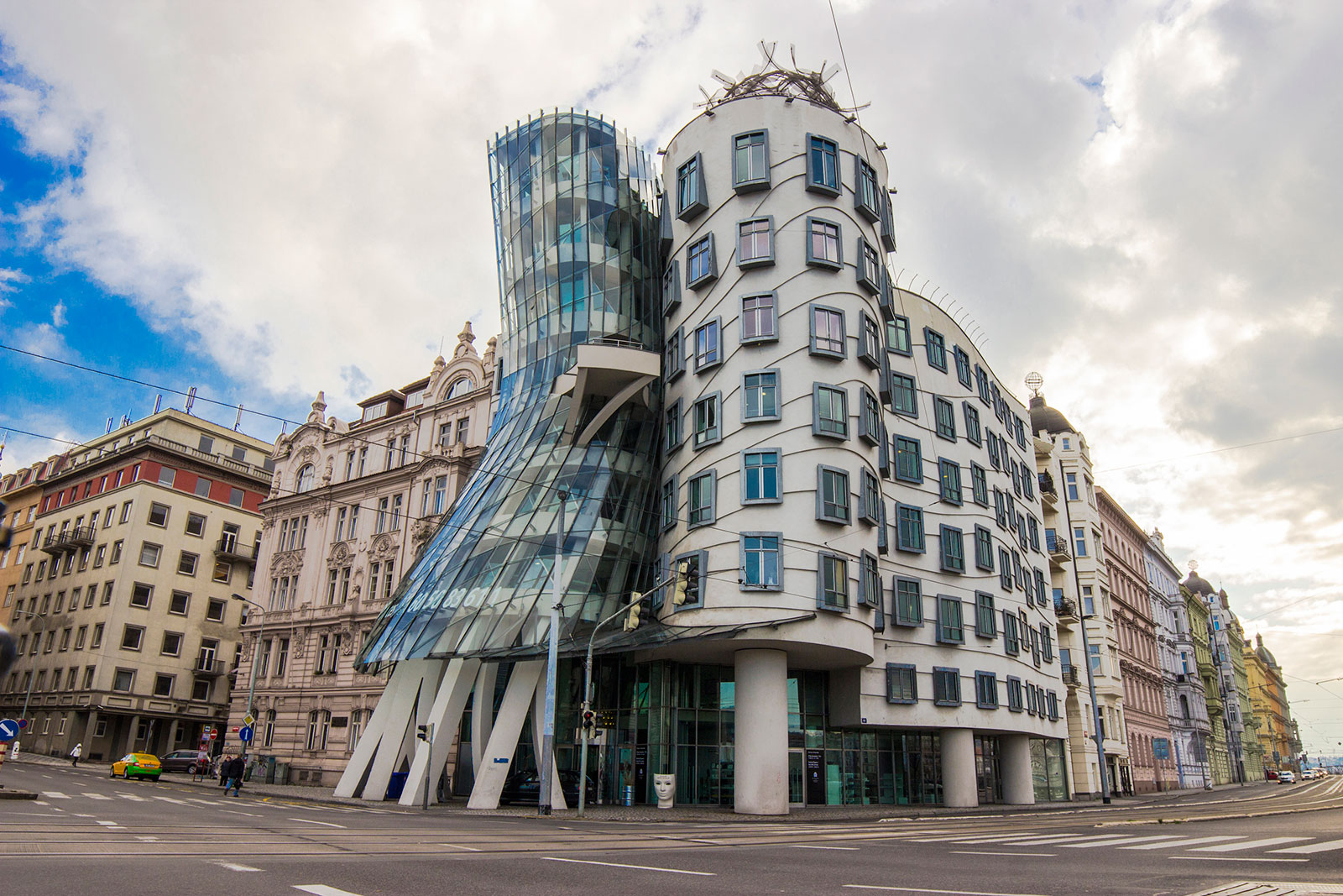 Танцующий дом. Frank Gehry Dancing House. Танцующий дом в Праге (Чехия), арх. ф.Гэри, 2003 г.. Танцующий дом в Праге 