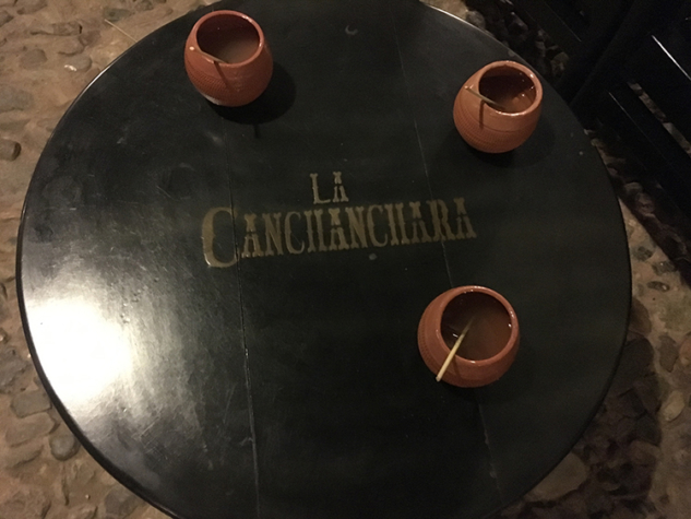 Canchanchara kübalıların sıkça içtikleri çomleğe benzeyen kaplarda servis edilen ballı, limonlu bir içki