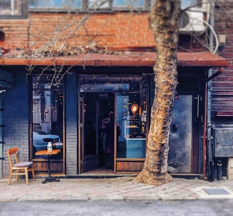 Doorstep: Arnavutköy’de Minik ve Samimi Bir Kahve Dükkanı