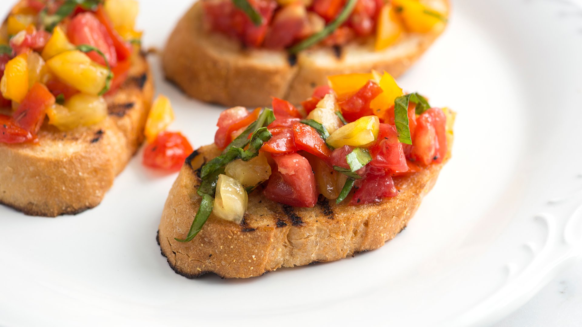 Слово брускетта. Tomato Bruschetta. Брускетта неаполитано. Брускетта с томатами. Брускетта с томатами и базиликом.