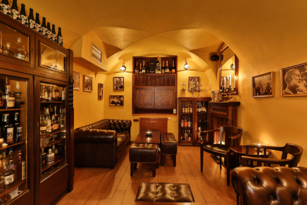 Hemingway Bar: Prag'da Kendine Has Kuralları Olan Bir Bar