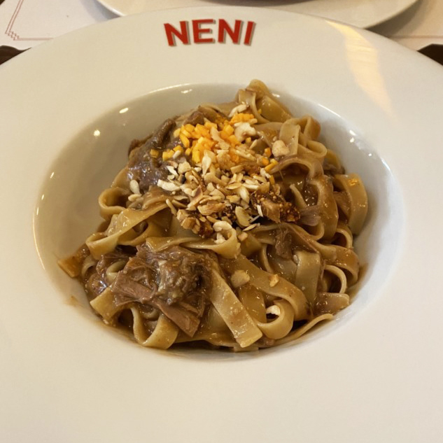 Neni, Bağdat Caddesi