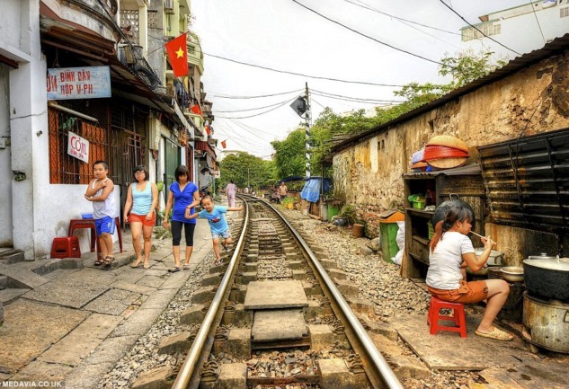 Hanoi Tren Sokağı: İçinden Tren Yolu Geçen Bir Sokak