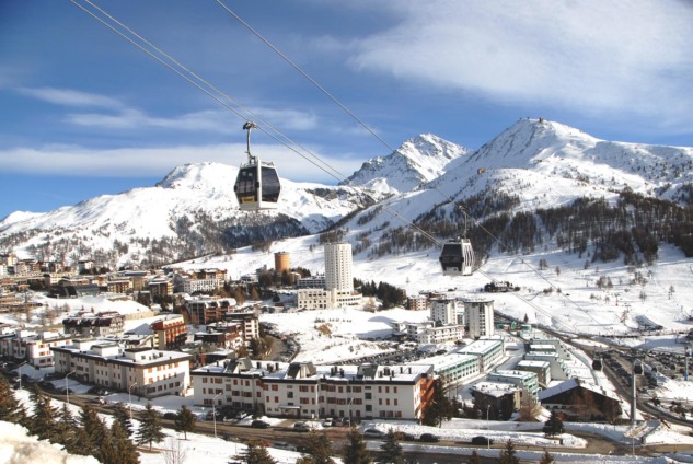 Sestriere Kasabası ve İkonik İkiz Otelleri