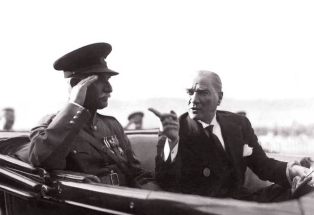 Atatürk Fotoğraflarının Hikâyesi: Tarihi Bir Fotoğraf Kitabı