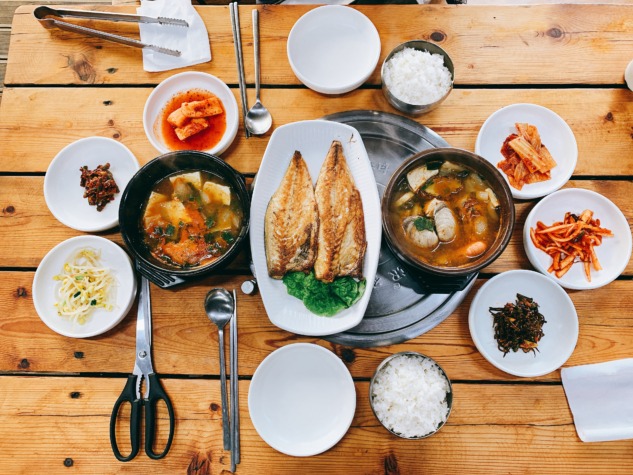 Çin Mutfağını Yansıtan Sağlıklı Yemeklerden Oluşan Bir Masa 