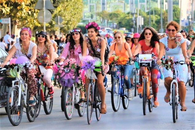 Yurt içinde Süslü Kadınlar Bisiklet Turu