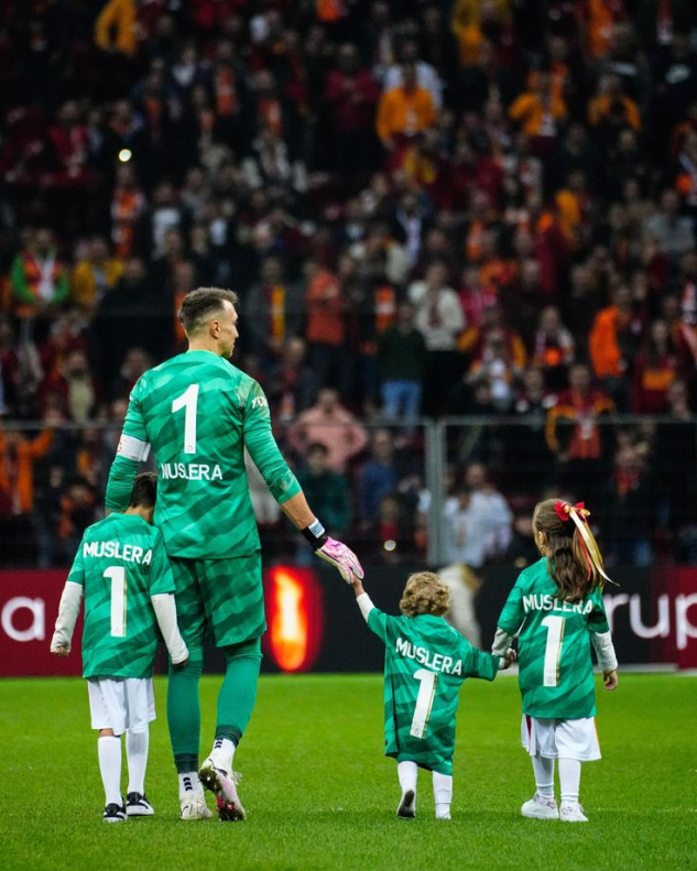 arkadaslar-muslera-icin-bir-takip-begeni-bunlari-bulamzsiniz-bu-yuzden-begenin