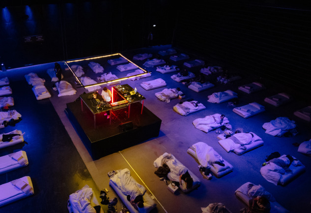 Sleepover: Uyku ile Uyanıklık Arasında Bir Geceye Uzanmak