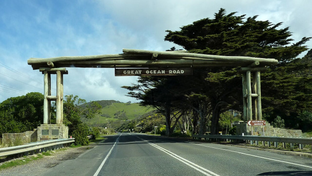 2009-0825-greatoceanroadsign