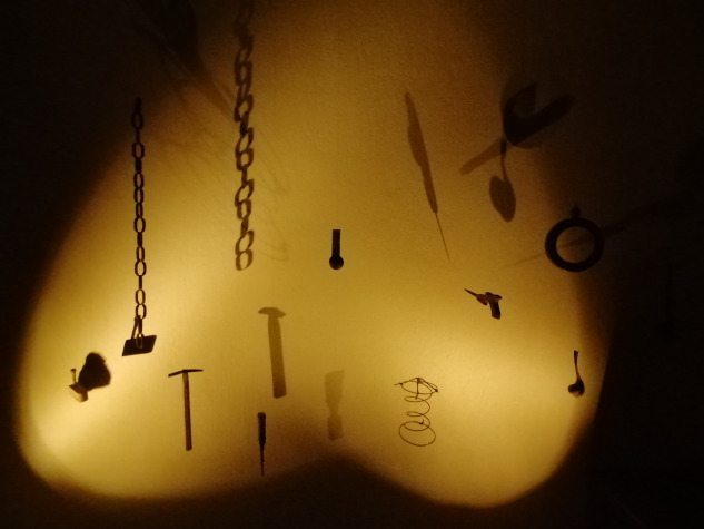 shadows-of-crafts-enstalasyon-2022-zanaat-objeleri-programlanmis-isiklar-ses-sistemi-kurator-lydia-chatziiakovou-3