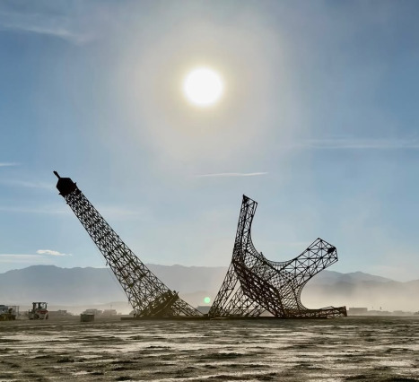“Eiffela Broken Dream”: Burning Man’de İkiye Bölünmüş Eyfel Kulesi